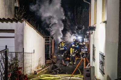 Vaihingen/Enz: Schuppenbrand zwischen zwei Wohnhaeuser - Feuer drohte auf Nachbargebaeude ueberzugreifen